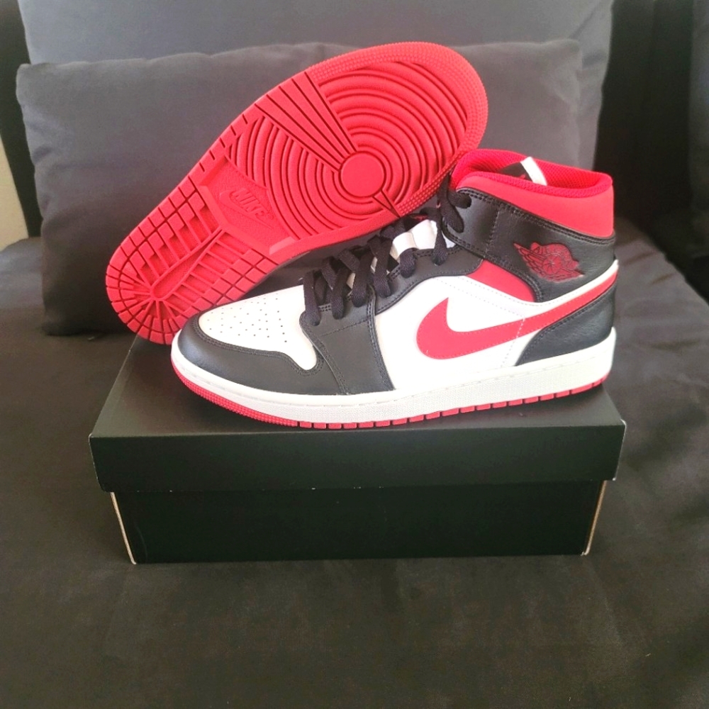 Sold🎊Jordan 1 mid "gym red"